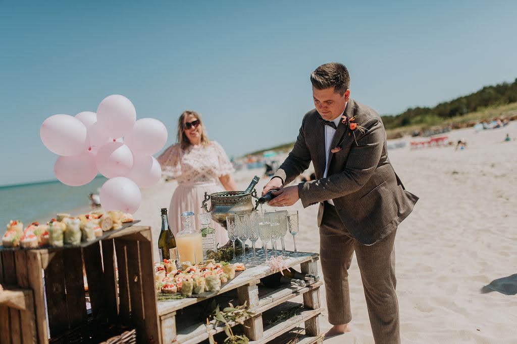 Bufet na plaży podczas ceremonii zaślubin