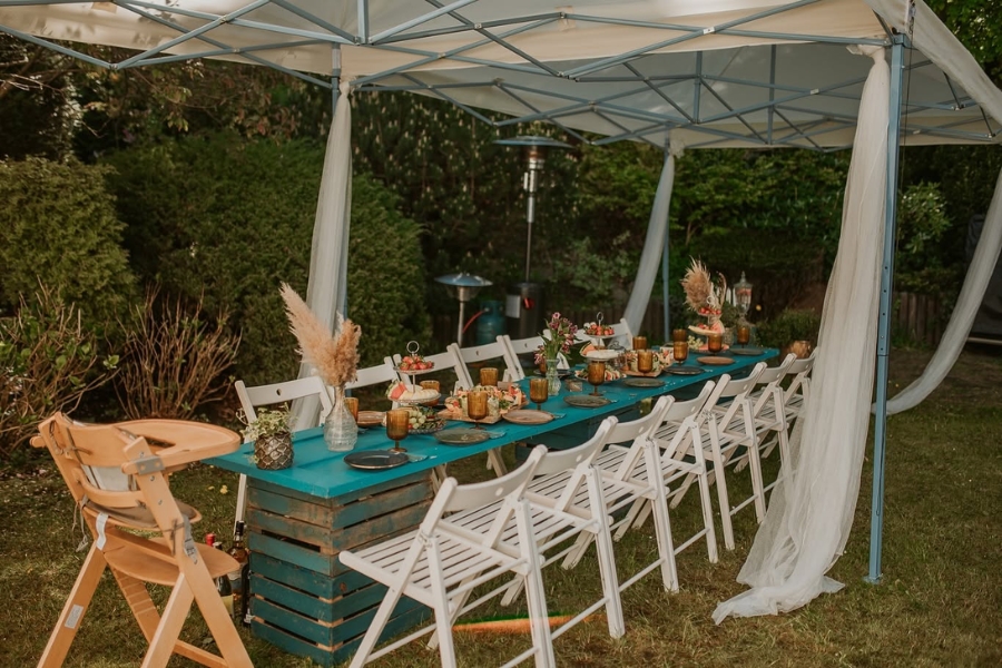 Scenografia boho i oświetlenie na urodzinowym garden party Garden party urodzinowe w ogrodzie z dekoracjami w stylu boho