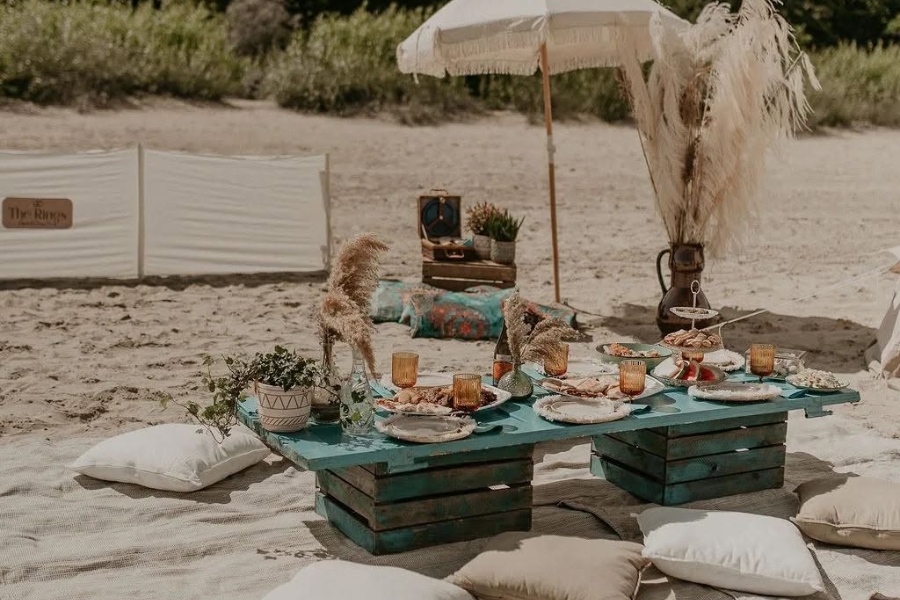 Piknik urodzinowy dla kilku osób z cateringiem i słodkościami Kameralny piknik urodzinowy z finger foodem i miejscami do siedzenia